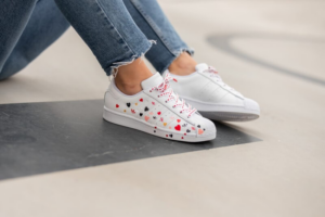 Alternative view of Giày Adidas Superstar Valentines Day 2020 'Splash Heart' FV3289