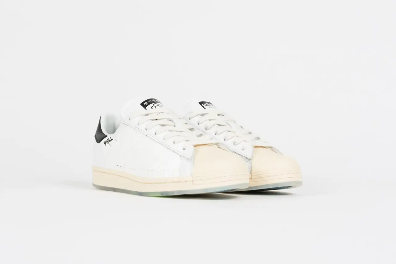 Alternative view of Giày Adidas x Taegeukdang Superstar 'White Black' HQ3612