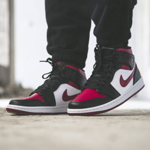 Alternative view of Giày Nike Air Jordan 1 Mid 'Bred Toe' 554724-066
