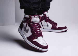 Alternative view of Giày Nike Air Jordan 1 Retro High OG 'Bordeaux' 555088-611