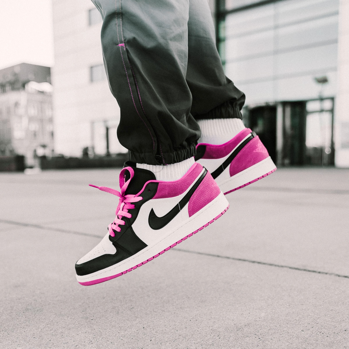 Giày Nike Air Jordan 1 Low Black Active Fuchsia CK3022-005 - Ảnh 4