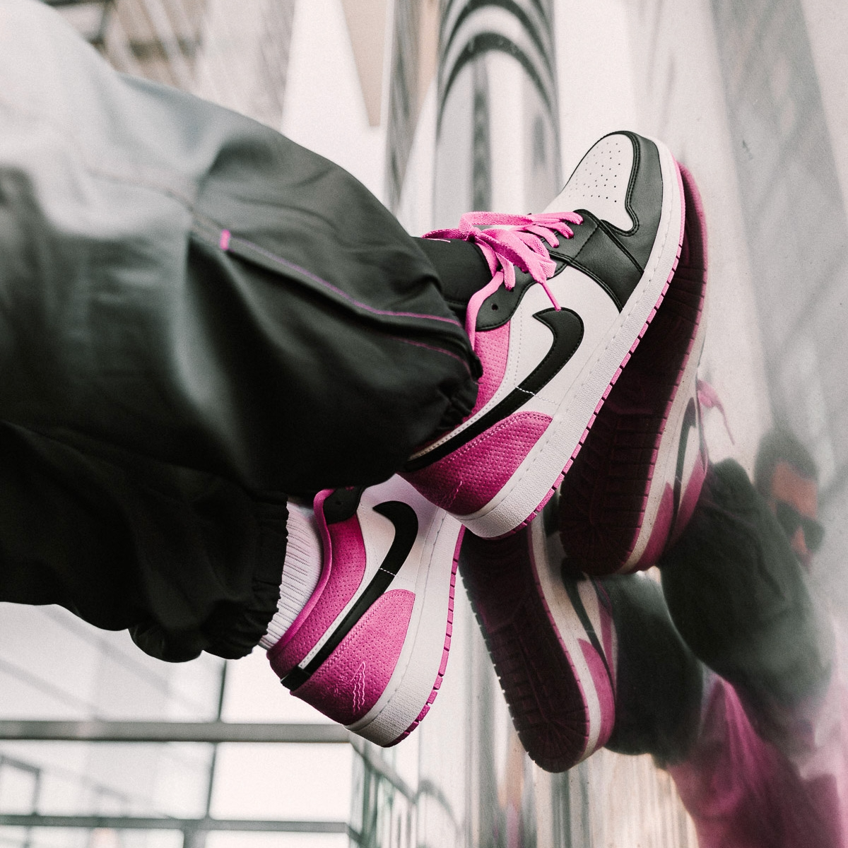 Giày Nike Air Jordan 1 Low Black Active Fuchsia CK3022-005 - Ảnh 5