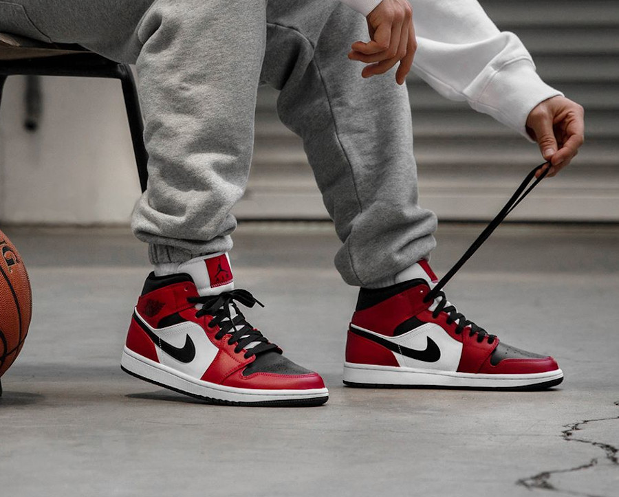 Giày Nike Air Jordan 1 Mid 'Chicago Black Toe' 554724-069 - Ảnh 3