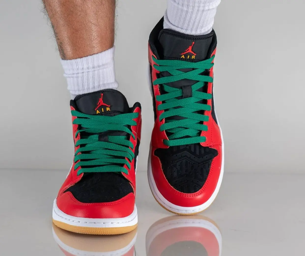 Alternative view of Giày Nike Air Jordan 1 Mid SE 'Christmas' DQ8417-006