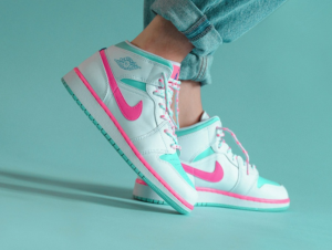 Alternative view of Giày Nike Air Jordan 1 Mid GS 'Digital Pink' 555112-102
