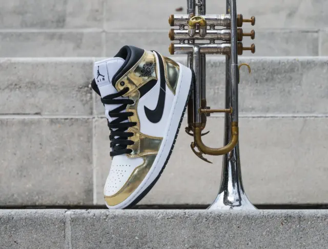 Alternative view of Giày Nike Air Jordan 1 Mid SE 'Metallic Gold' DC1419-700