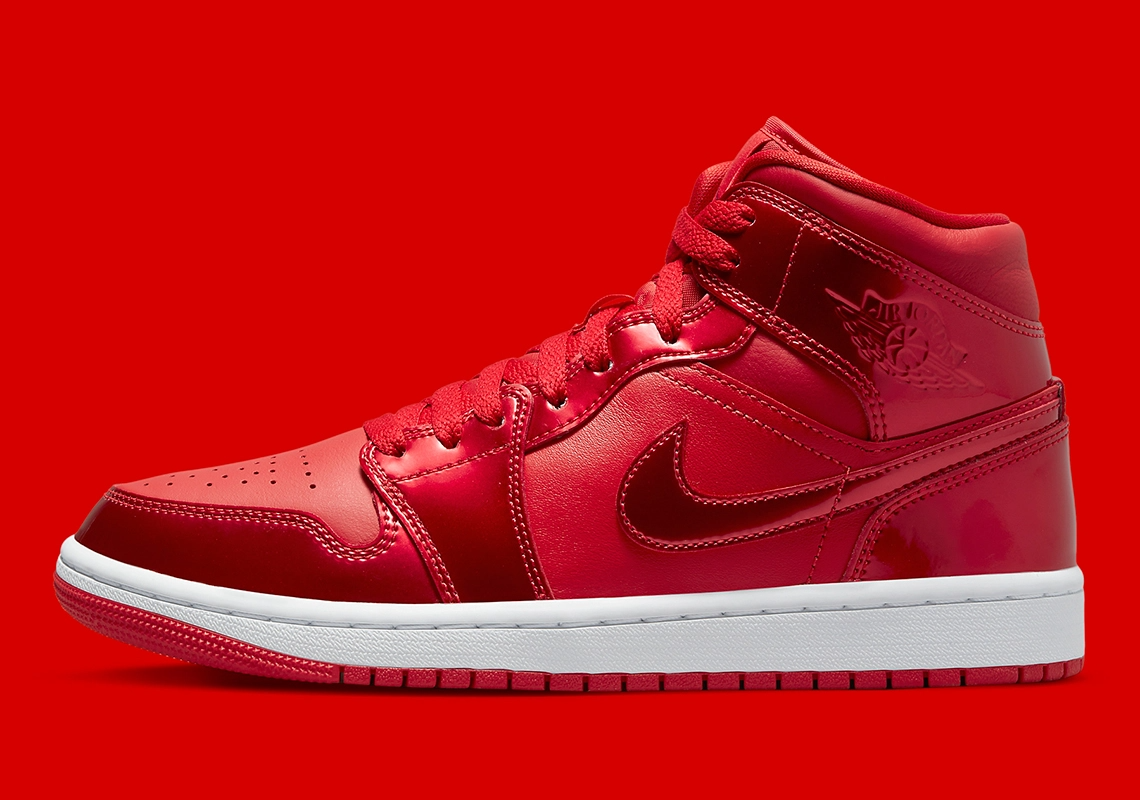 Giày Nike Air Jordan 1 Mid SE 'University Red Pomegranate' DH5894-600 - Ảnh 4