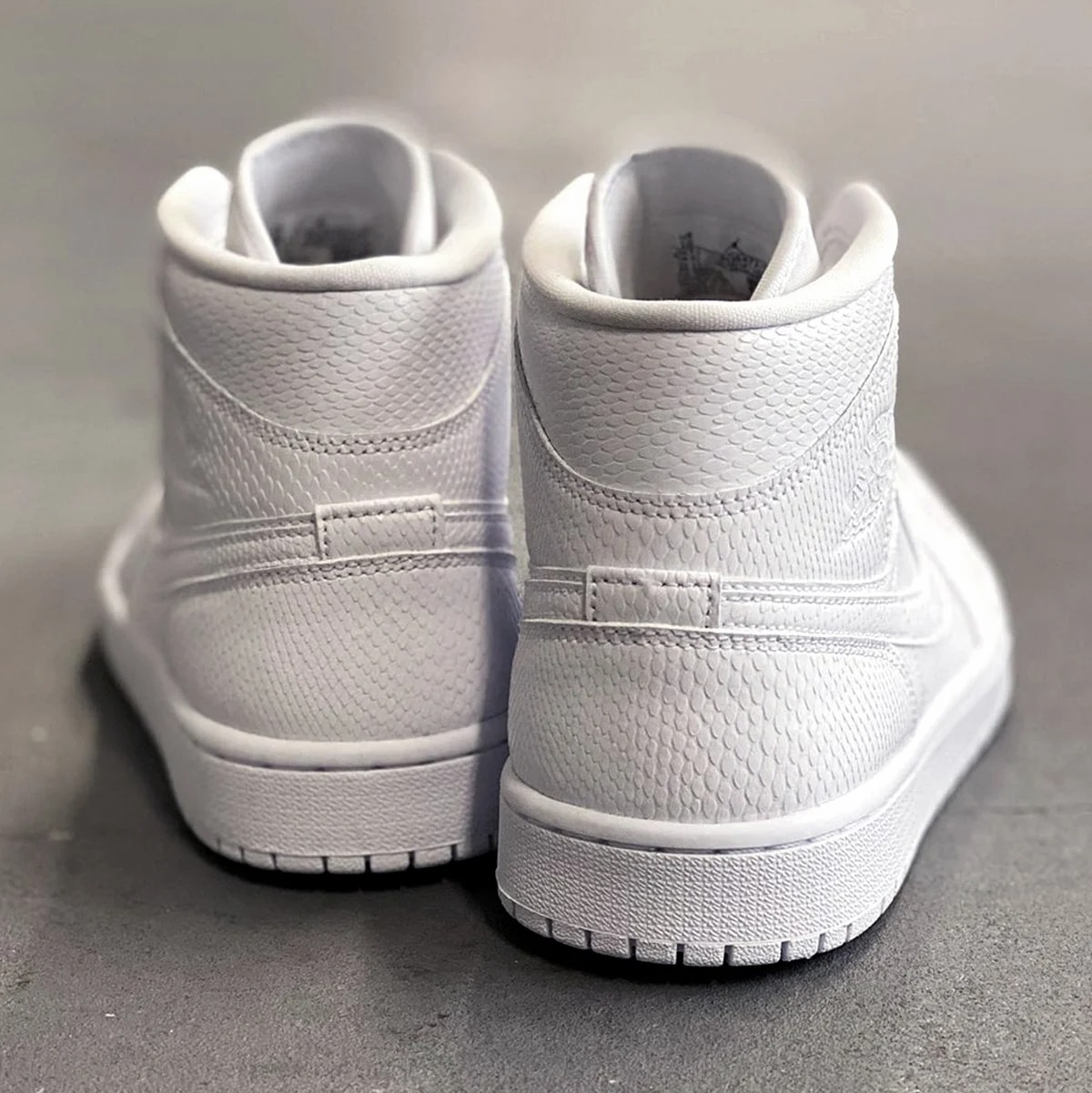 Giày Nike Air Jordan 1 Mid 'White Snakeskin' BQ6472-110 - Ảnh 6