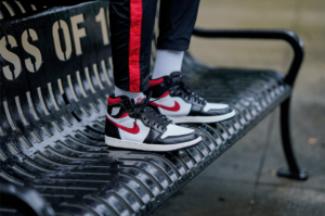 Alternative view of Giày Nike Air Jordan 1 Retro High 'Black Gym Red' 555088-061