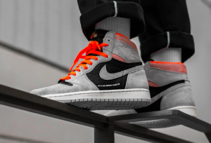 Alternative view of Giày Nike Air Jordan 1 Retro High 'Neutral Grey Hyper Crimson' 555088-018