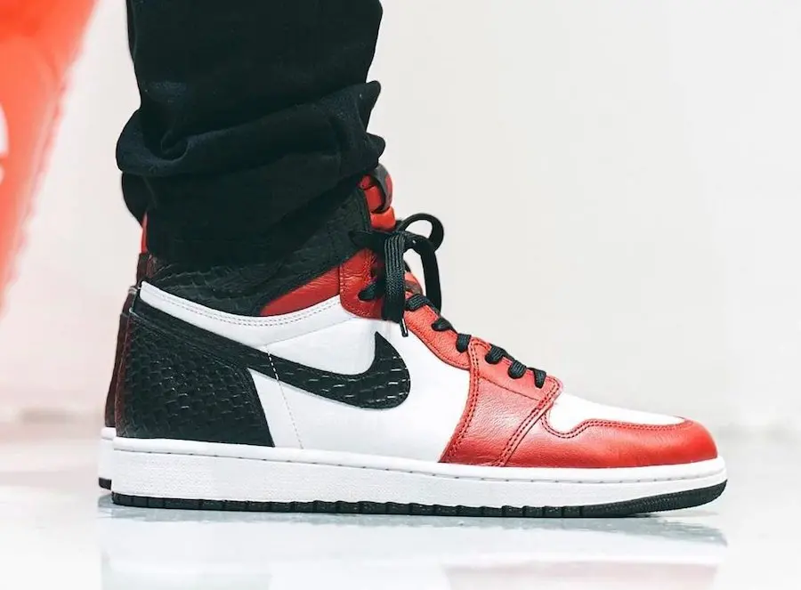 Alternative view of Giày Nike Air Jordan 1 Retro High 'Satin Snake Chicago' CD0461-601