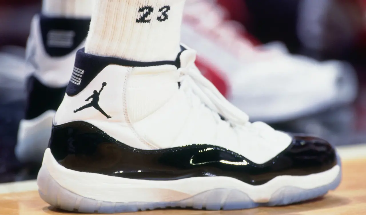 Alternative view of Giày Nike Air Jordan 11 Retro PS 'Concord' 2018 378039-100