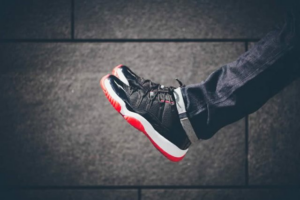 Alternative view of Giày Nike Air Jordan 11 Retro Low 'Bred' 528895-012