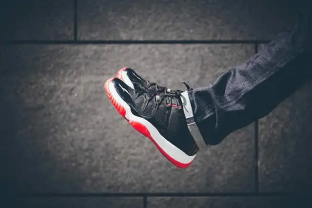 Alternative view of Giày Nike Air Jordan 11 Retro Low 'Bred' 528895-012