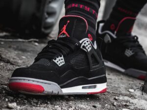 Alternative view of Giày Nike Air Jordan 4 Retro Bred 2019 (GS) 408452-060