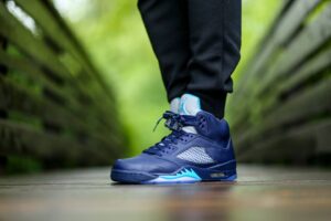 Alternative view of Giày Nike Air Jordan 5 Retro "Hornets" 440888-405