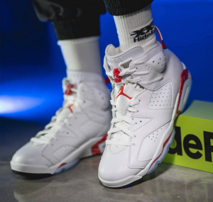 Alternative view of Giày Nike Air Jordan 6 Retro 'Red Oreo' CT8529-162