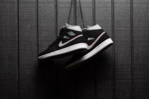 Alternative view of Giày Nike Air Jordan 1 Mid 'Particle Grey' 554724-060