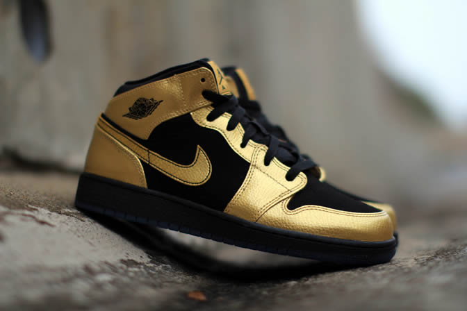 Giày Nike Air Jordan 1 Mid 'Metallic Gold Coin Black' 555112-905 - Ảnh 3