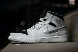 Alternative view of Giày Nike Air Jordan 1 Mid 'Wolf Grey Pure Platinum' 554724-032