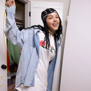 Alternative view of Áo Drew House Floral Drew SS Tee White