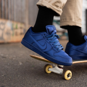 Alternative view of Giày Nike NBA x Dunk Low SB 'Deep Royal Blue' AR1577-446