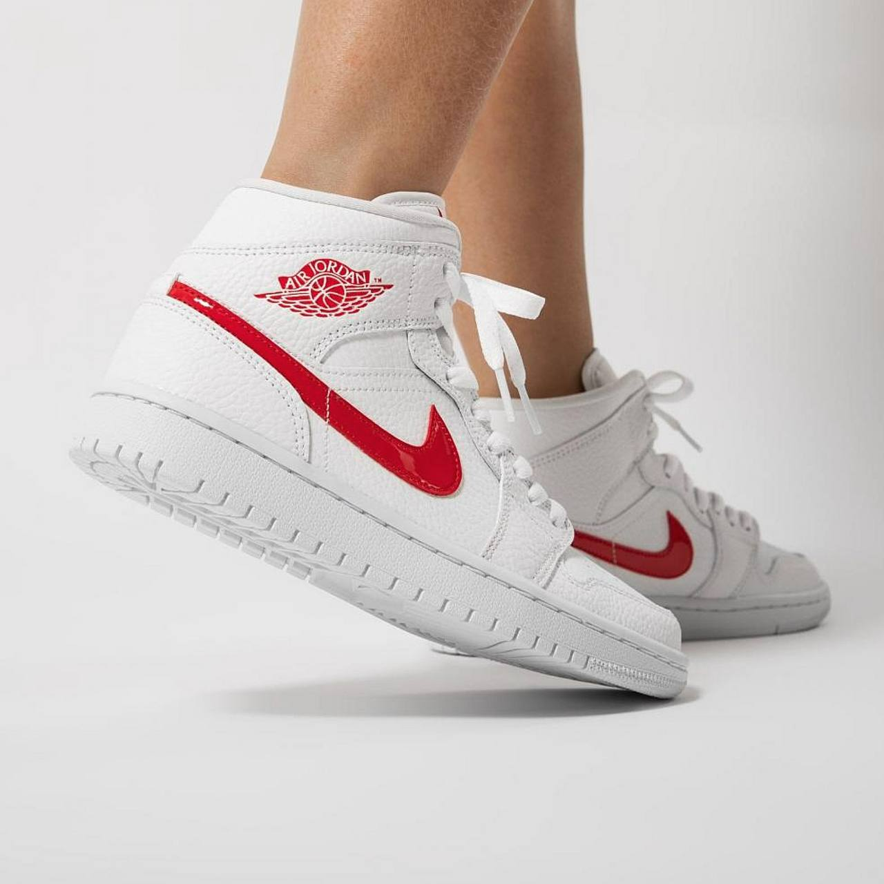 Giày Nike Wmns Air Jordan 1 Mid 'White University Red' BQ6472-106 - Ảnh 4