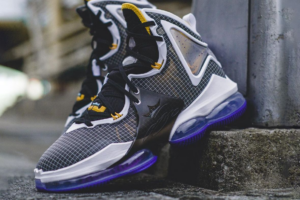 Giay Nike LeBron 19 'Graduate' CZ0203-002