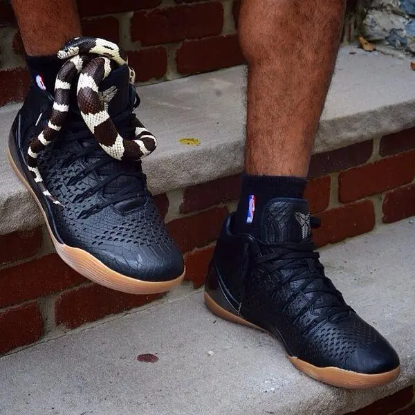 Alternative view of Giày Nike Kobe 9 Mid EXT QS Snakeskin 704286-001