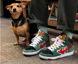 Alternative view of Giày Nike Dunk High SB 'Walk The Dog' BQ6827-300