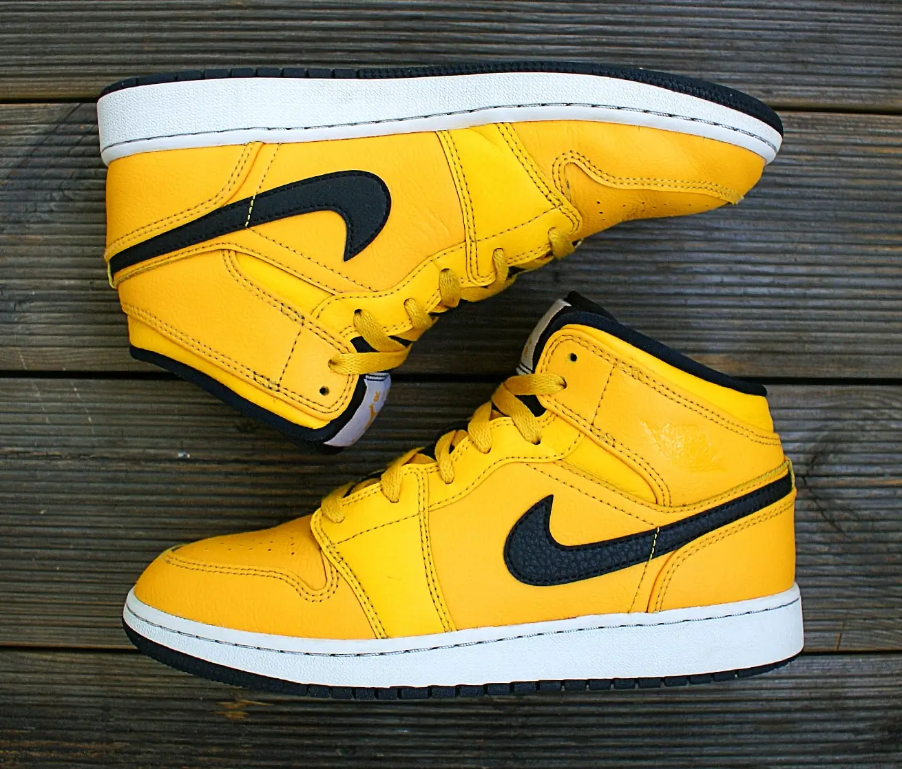 Giày Nike Air Jordan 1 Mid GS 'University Gold' 554725-700 - Ảnh 7