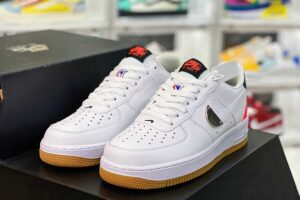 Alternative view of Giày Nike NBA x Air Force 1 '07 LV8 'White Bright Crimson' CT2298-101