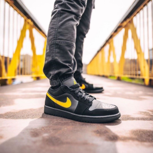 Alternative view of Giày Nike Air Jordan 1 Low 'Black University Gold' 553558-071