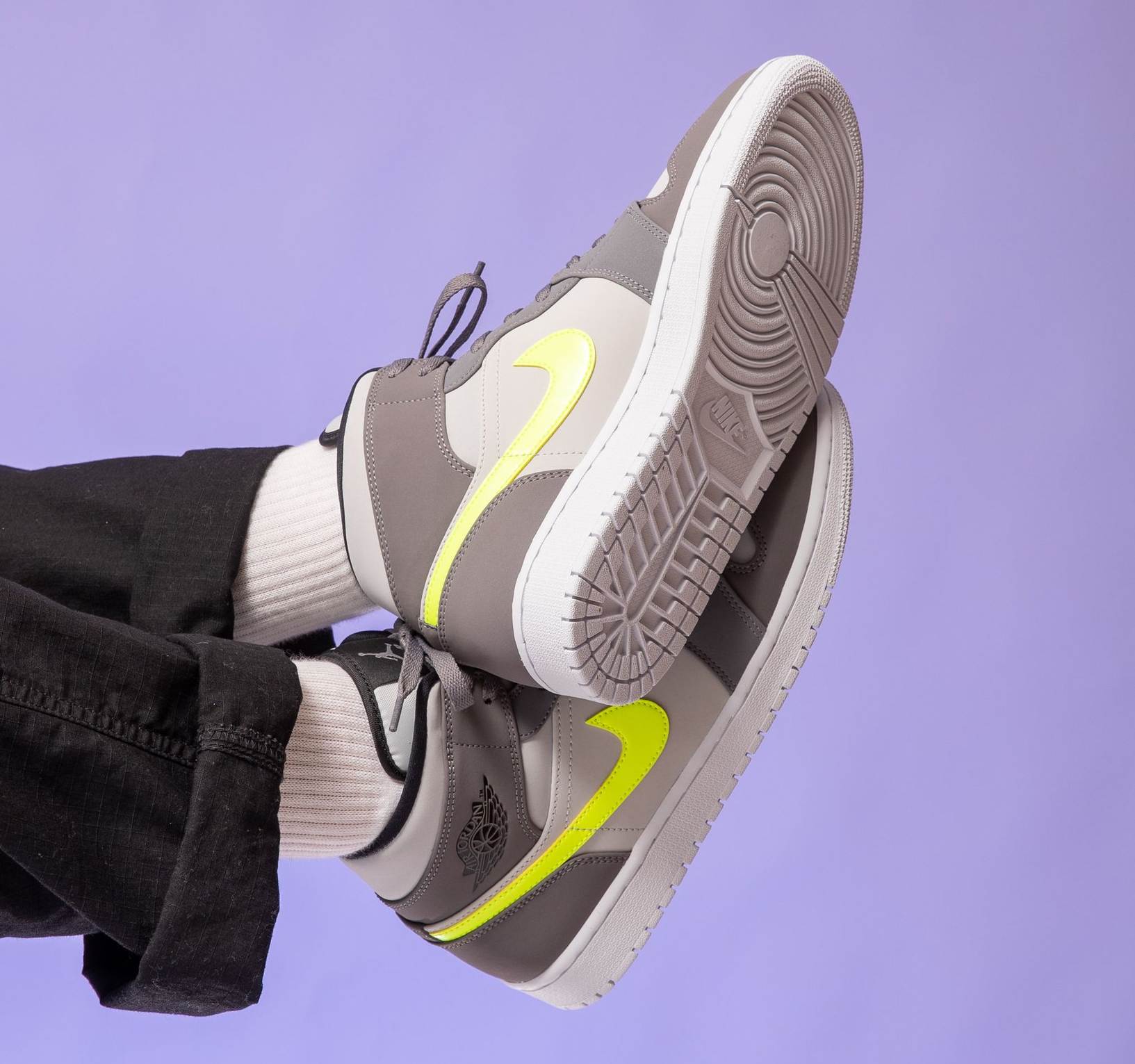 Giày Nike Air Jordan 1 Mid 'Gun Smoke Volt' 554724-072 - Ảnh 3