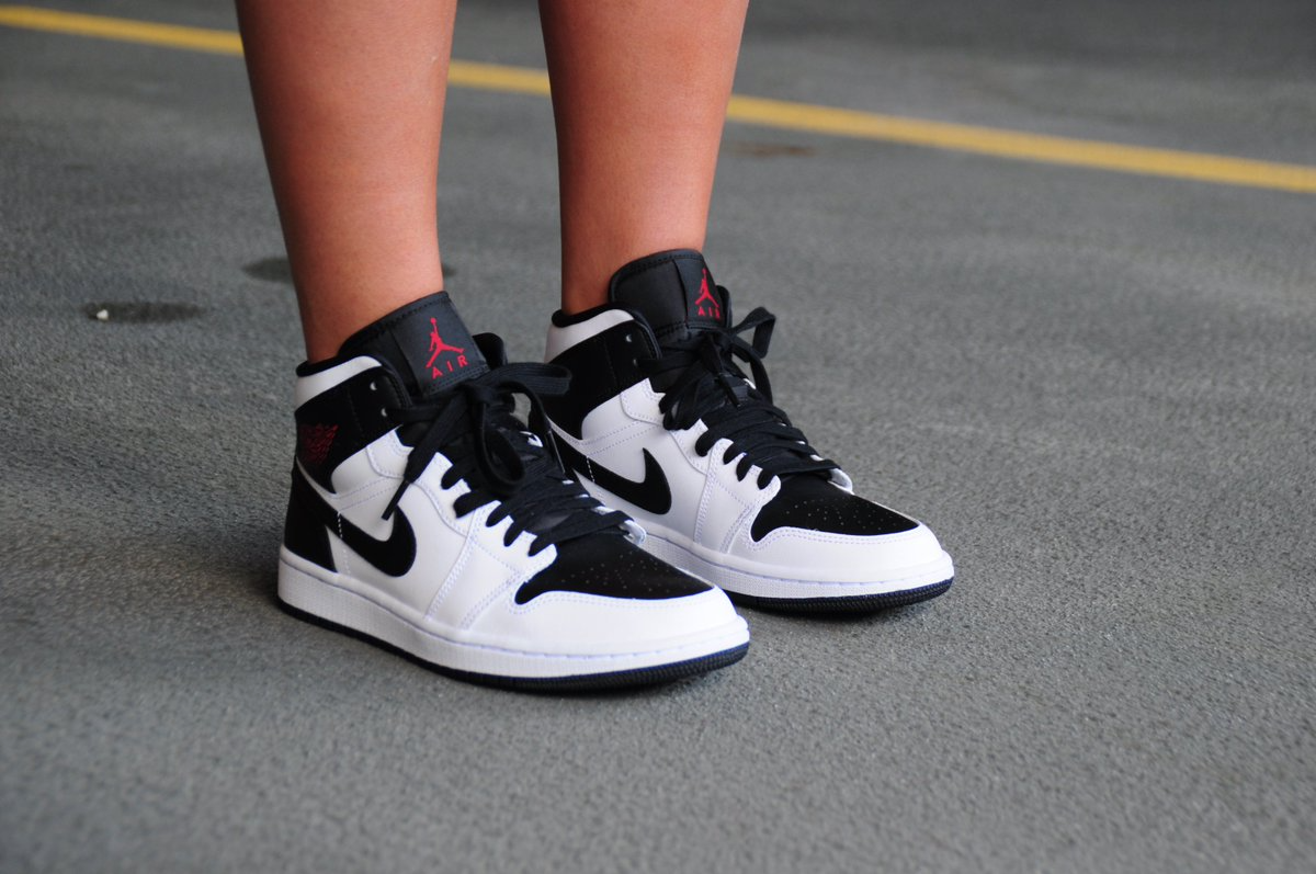 Giày Nike Wmns Air Jordan 1 Mid 'White Black' BQ6472-101 - Ảnh 3