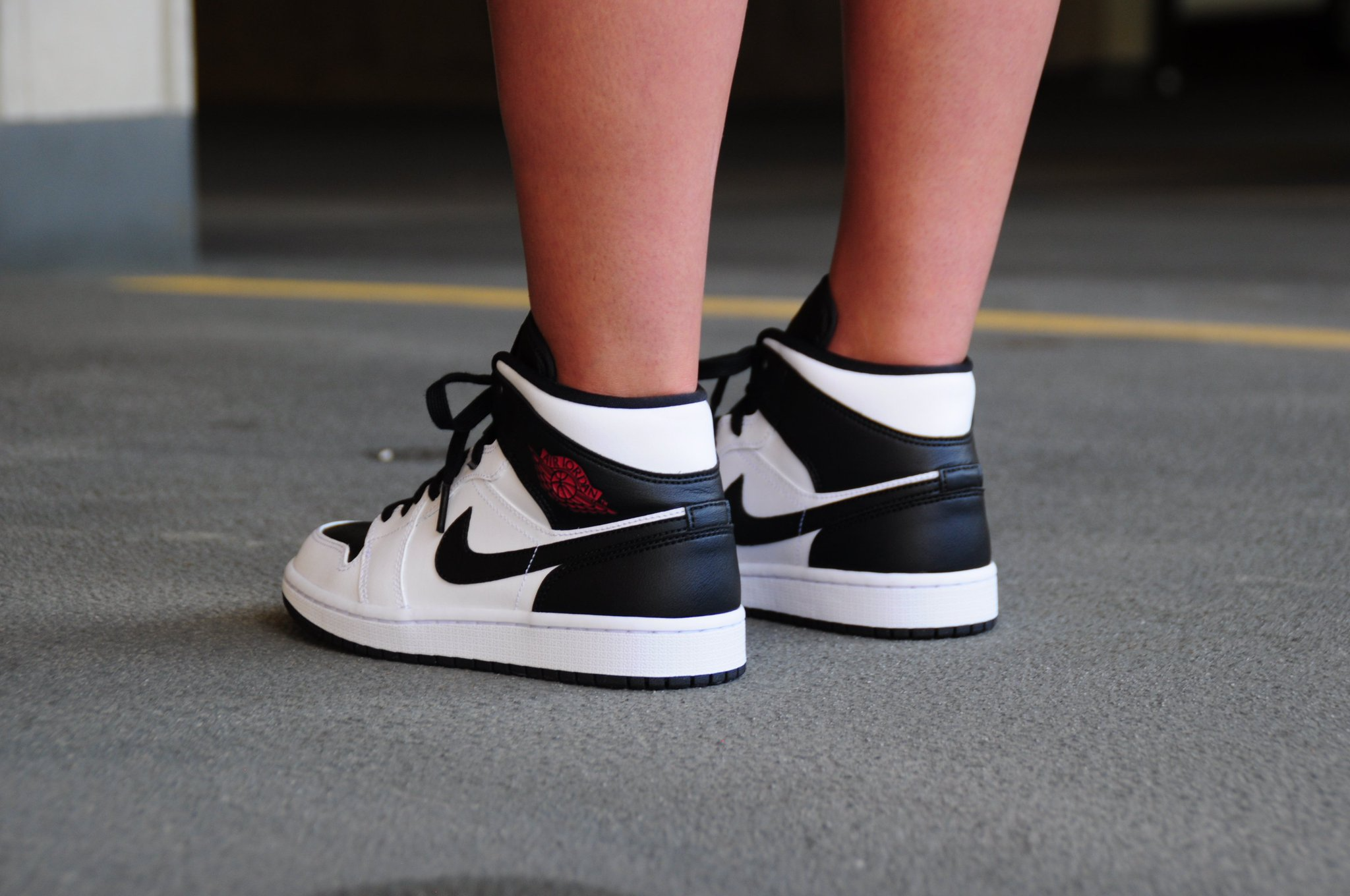 Giày Nike Wmns Air Jordan 1 Mid 'White Black' BQ6472-101 - Ảnh 4