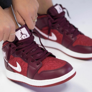 Alternative view of Giày Nike Air Jordan 1 Mid SE GS 'Red Quilted' AV5174-600
