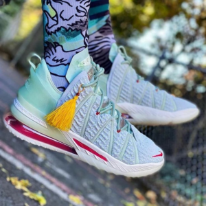 Alternative view of Giày Nike LeBron 18 GS 'Empire Jade' CT4677-002