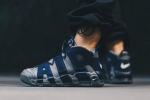 Alternative view of Giày Nike Air More Uptempo GS 'Georgetown Hoyas' 415082-009