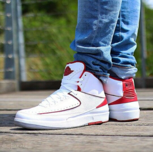 Alternative view of Giày Nike Air Jordan 2 Retro 'Chicago Home' 385475-102