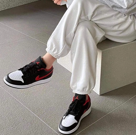 Giay Nike Air Jordan 1 Low GS 'Black Fire Red' 553560-063