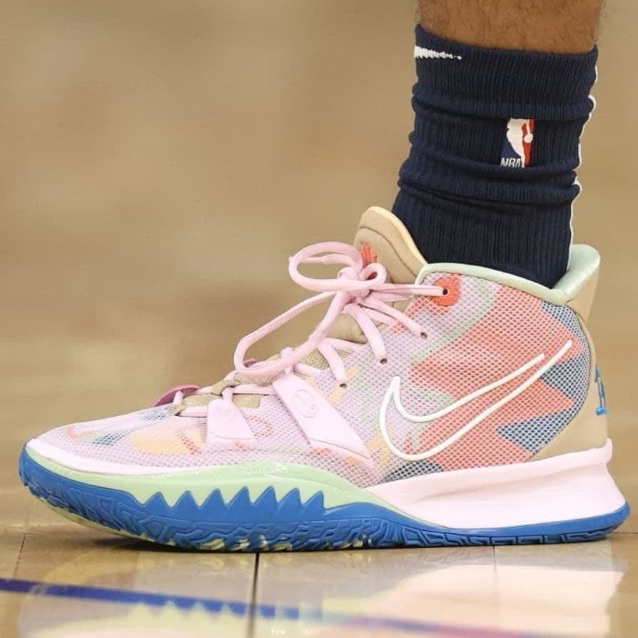 Alternative view of Giày Nike Kyrie 7 '1 World 1 People Pink' CQ9326-600
