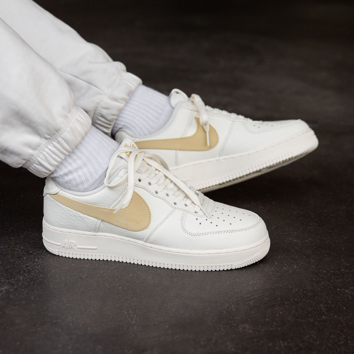 Alternative view of Giày Nike Air Force 1 Low '07 Premium 'Oversize Swoosh Sail' AT4143-101