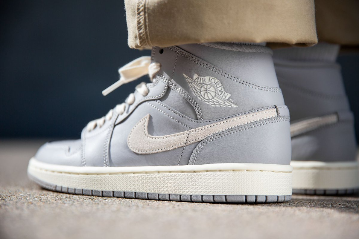 Giày Nike Wmns Air Jordan 1 Mid 'Grey Light Bone' CD7240-002 - Ảnh 3