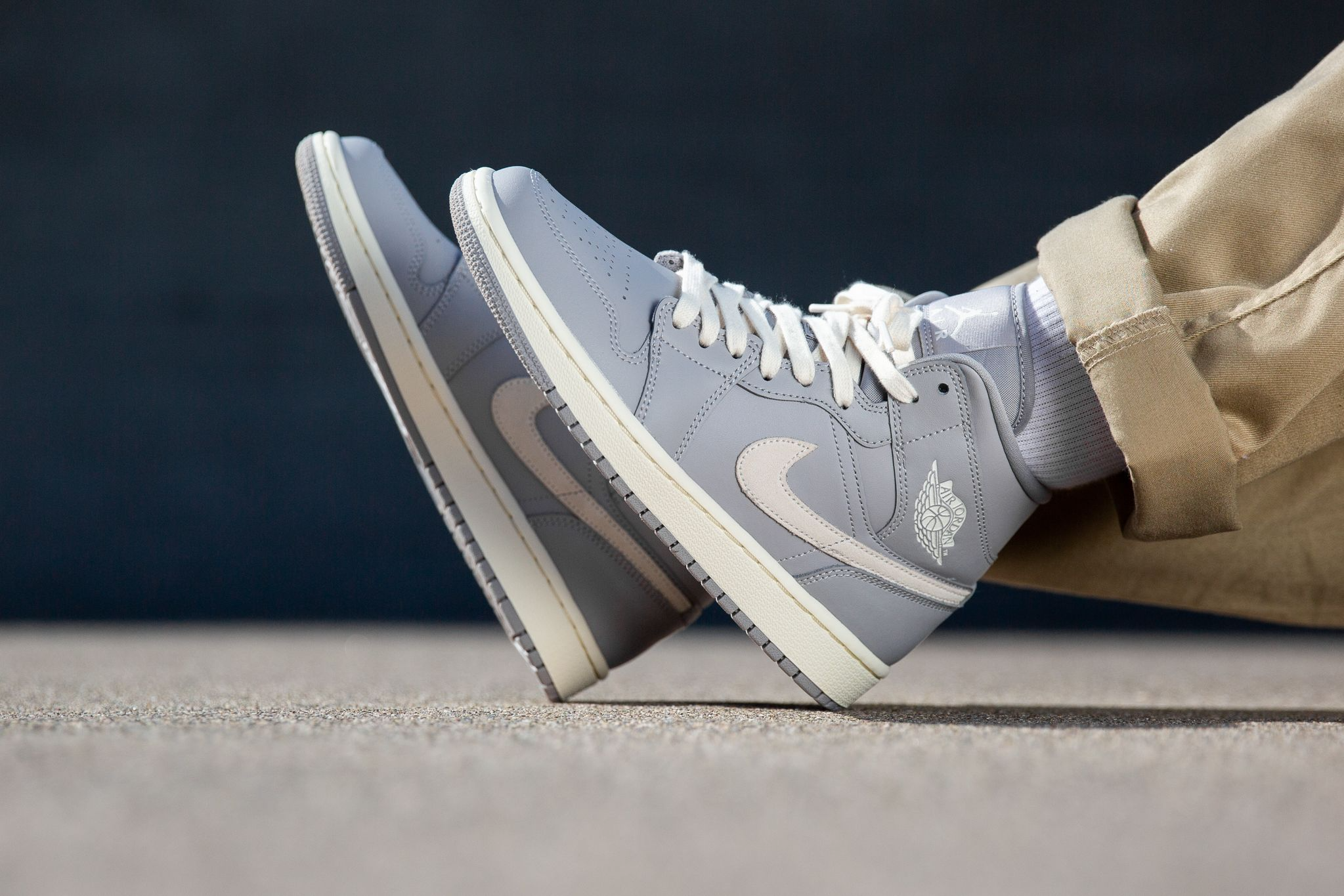 Giày Nike Wmns Air Jordan 1 Mid 'Grey Light Bone' CD7240-002 - Ảnh 4