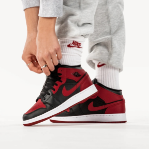 Alternative view of Giày Nike Air Jordan 1 Mid GS 'Banned' 554725-074