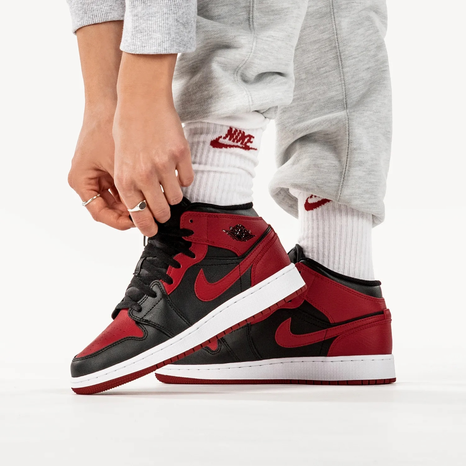 Giày Nike Air Jordan 1 Mid GS 'Banned' 554725-074 - Ảnh 2