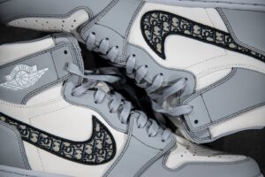 Alternative view of Giày Nike Dior x Air Jordan 1 High 'Wolf Grey' CN8607-002