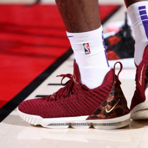 Alternative view of Giày Nike LeBron 16 GS 'King' AQ2465-601