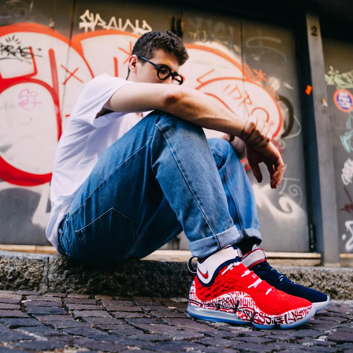 Alternative view of Giày Nike LeBron 17 'LeBron 4 Red Graffiti' CT6047-600